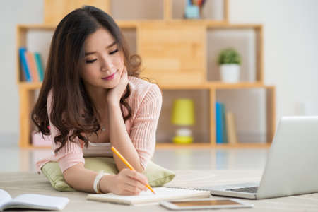 Collégienne faisant ses devoirs Collégienne faisant ses devoirs